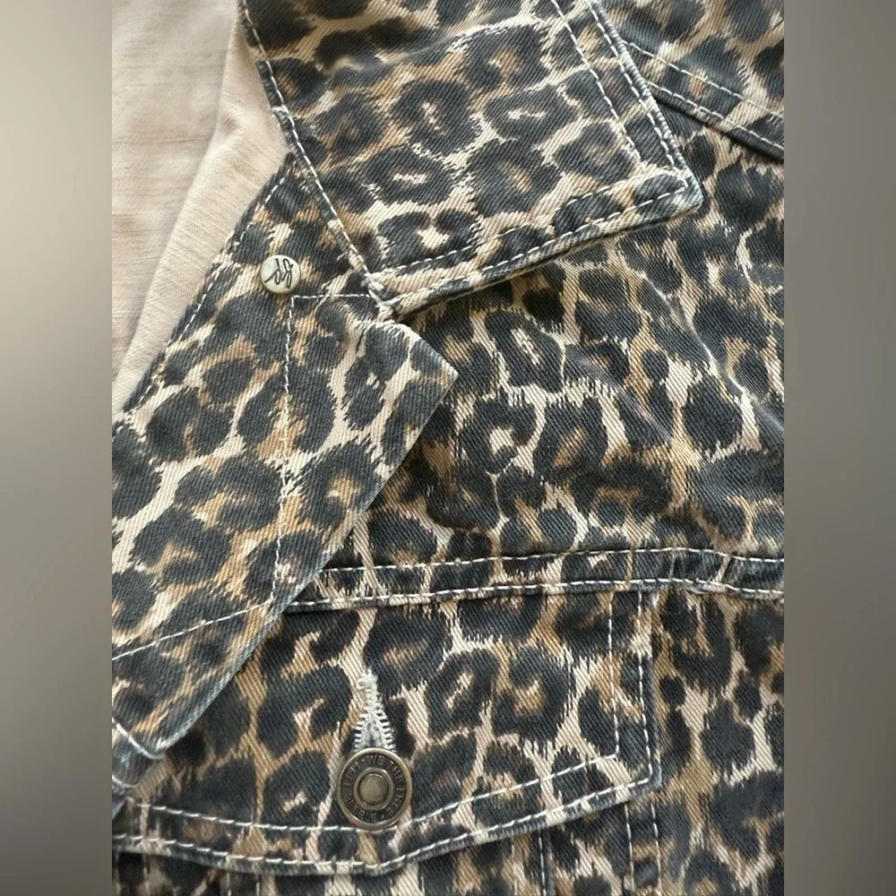 Free People Leopard Print Denim Jacket Raw Hem Button Up Trucker Style Women XS - Picture 7 of 11